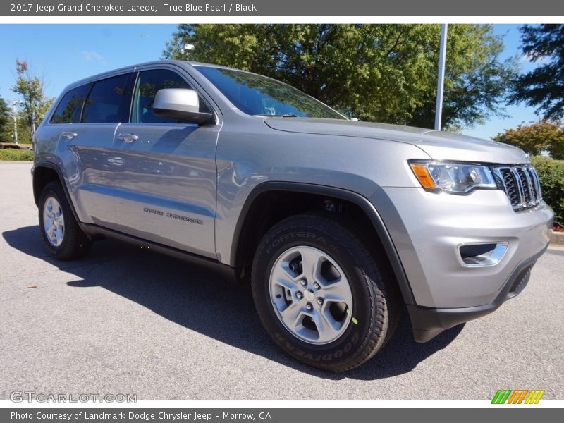 Front 3/4 View of 2017 Grand Cherokee Laredo