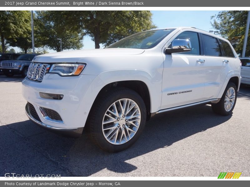 Front 3/4 View of 2017 Grand Cherokee Summit