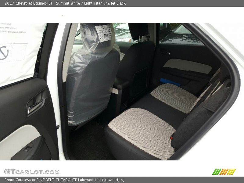 Summit White / Light Titanium/Jet Black 2017 Chevrolet Equinox LT