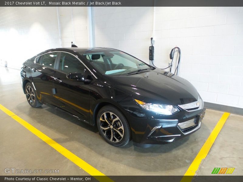 Front 3/4 View of 2017 Volt LT