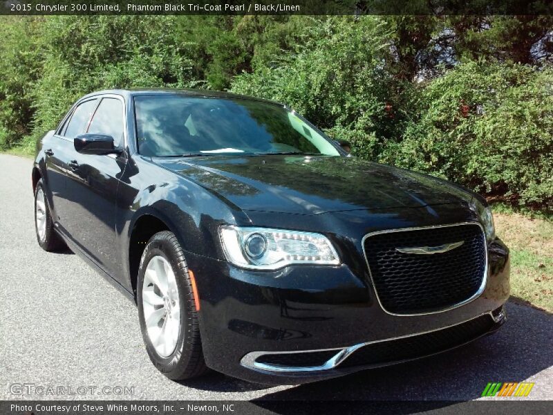 Phantom Black Tri-Coat Pearl / Black/Linen 2015 Chrysler 300 Limited