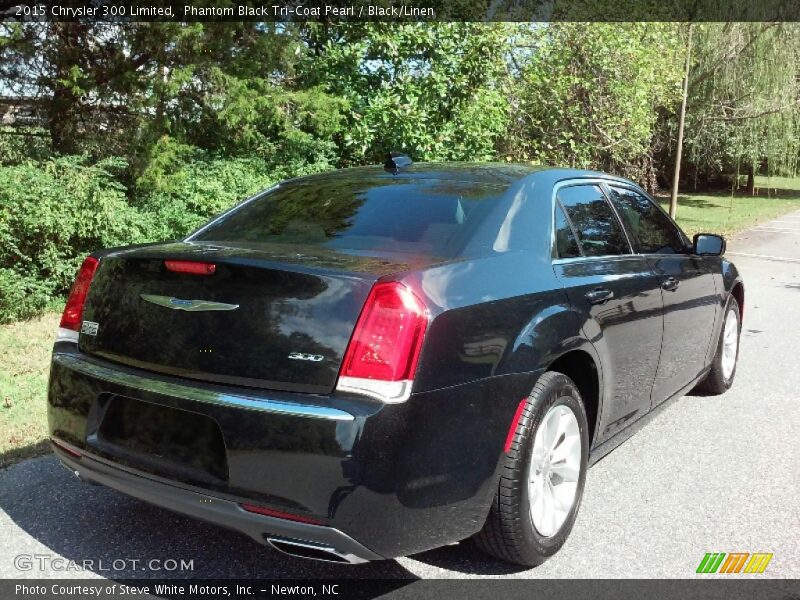 Phantom Black Tri-Coat Pearl / Black/Linen 2015 Chrysler 300 Limited
