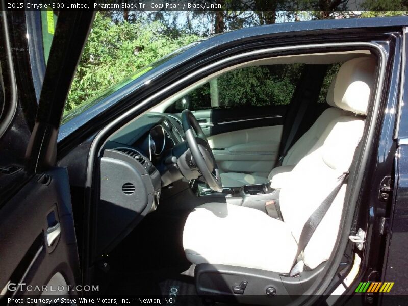 Phantom Black Tri-Coat Pearl / Black/Linen 2015 Chrysler 300 Limited
