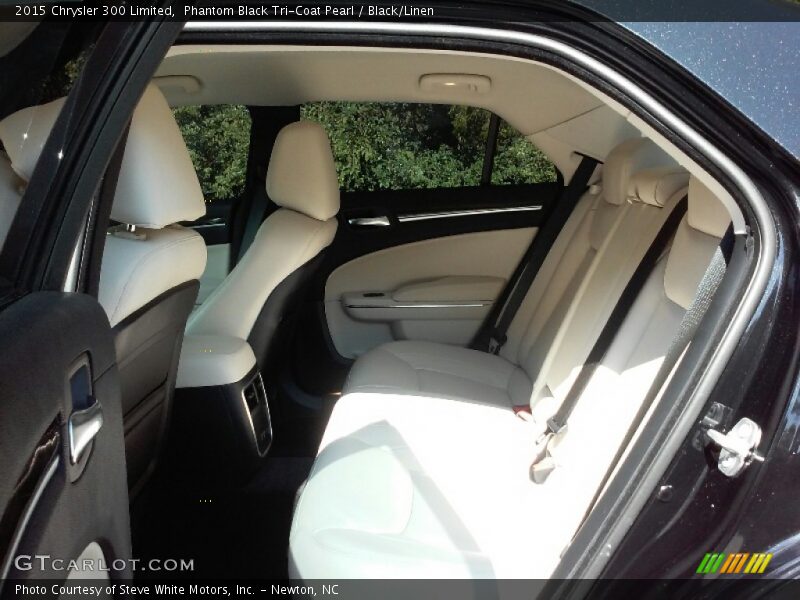 Phantom Black Tri-Coat Pearl / Black/Linen 2015 Chrysler 300 Limited