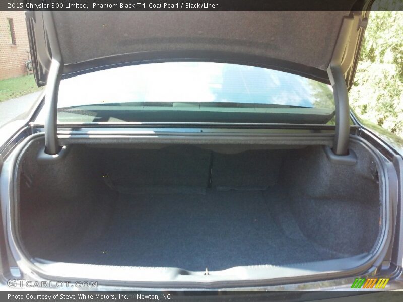 Phantom Black Tri-Coat Pearl / Black/Linen 2015 Chrysler 300 Limited