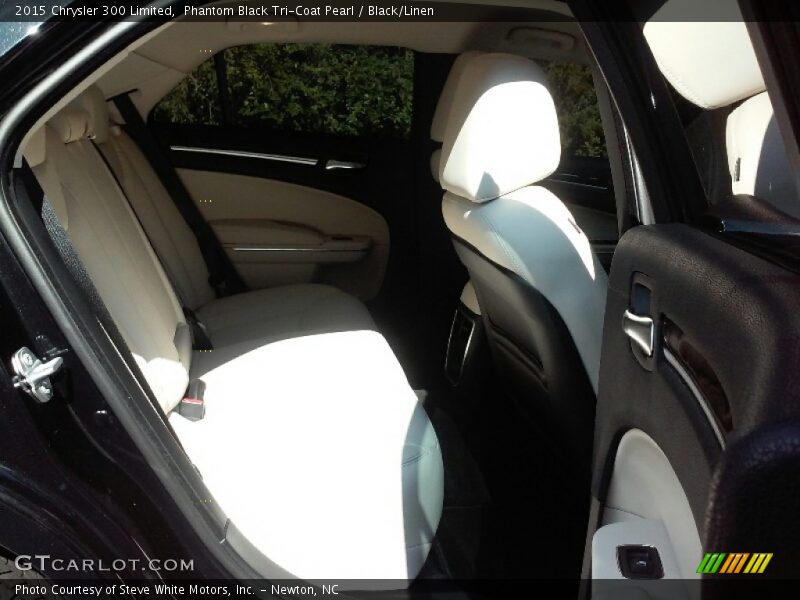 Phantom Black Tri-Coat Pearl / Black/Linen 2015 Chrysler 300 Limited