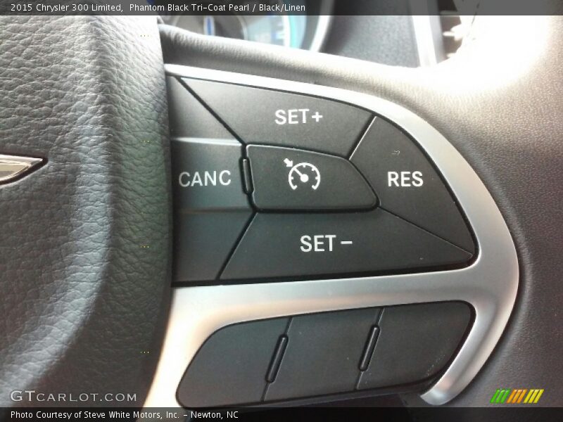 Phantom Black Tri-Coat Pearl / Black/Linen 2015 Chrysler 300 Limited