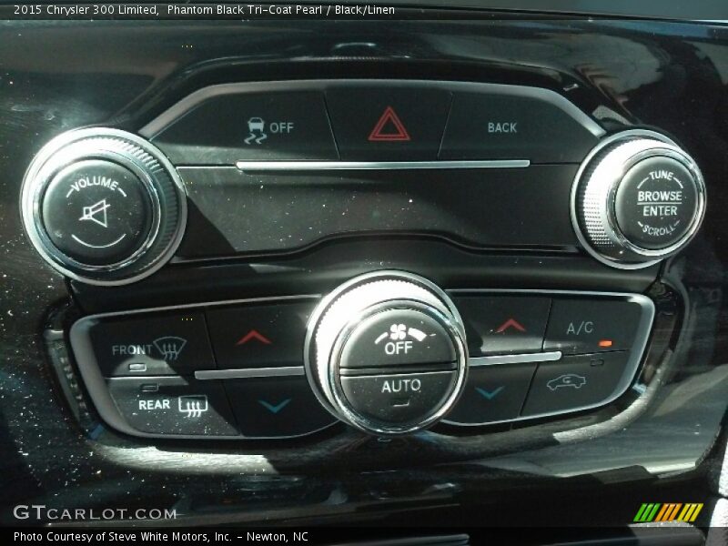 Phantom Black Tri-Coat Pearl / Black/Linen 2015 Chrysler 300 Limited