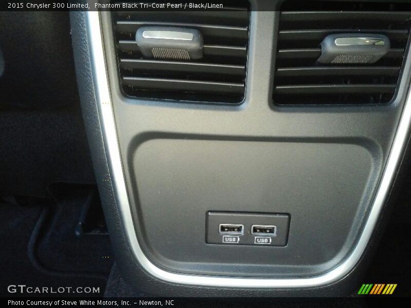 Phantom Black Tri-Coat Pearl / Black/Linen 2015 Chrysler 300 Limited