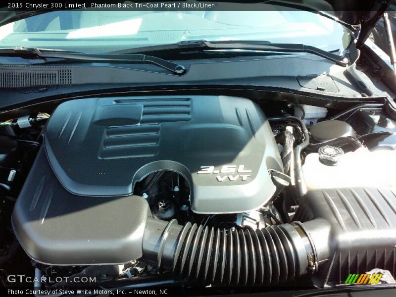 Phantom Black Tri-Coat Pearl / Black/Linen 2015 Chrysler 300 Limited