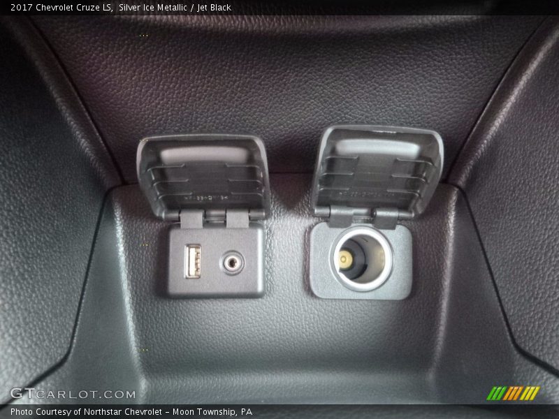 Silver Ice Metallic / Jet Black 2017 Chevrolet Cruze LS