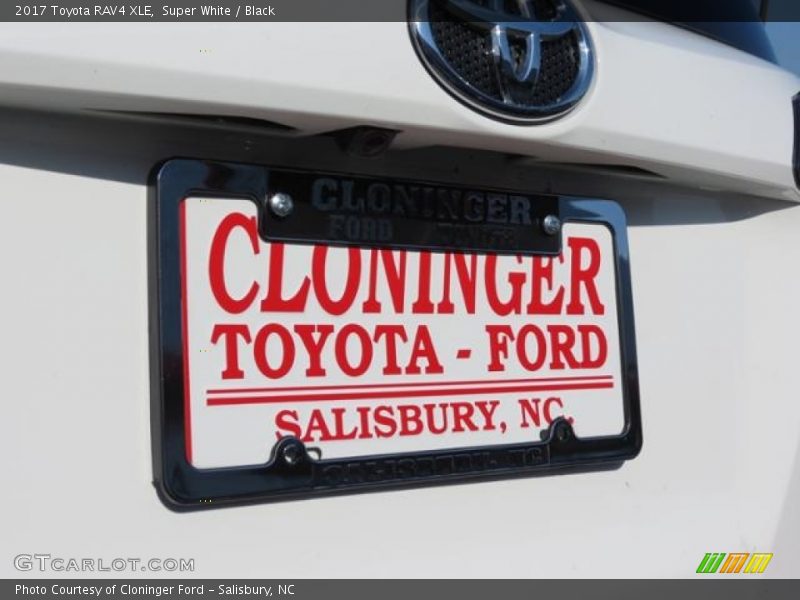 Super White / Black 2017 Toyota RAV4 XLE