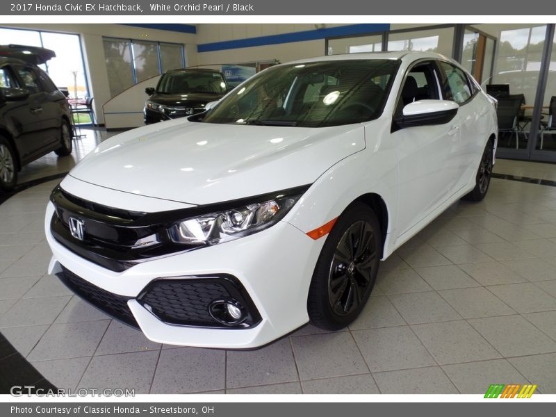 Front 3/4 View of 2017 Civic EX Hatchback