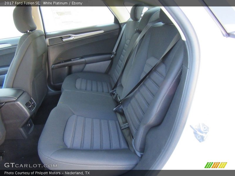 White Platinum / Ebony 2017 Ford Fusion SE