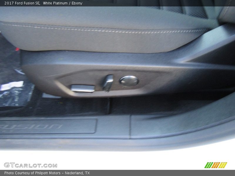 White Platinum / Ebony 2017 Ford Fusion SE