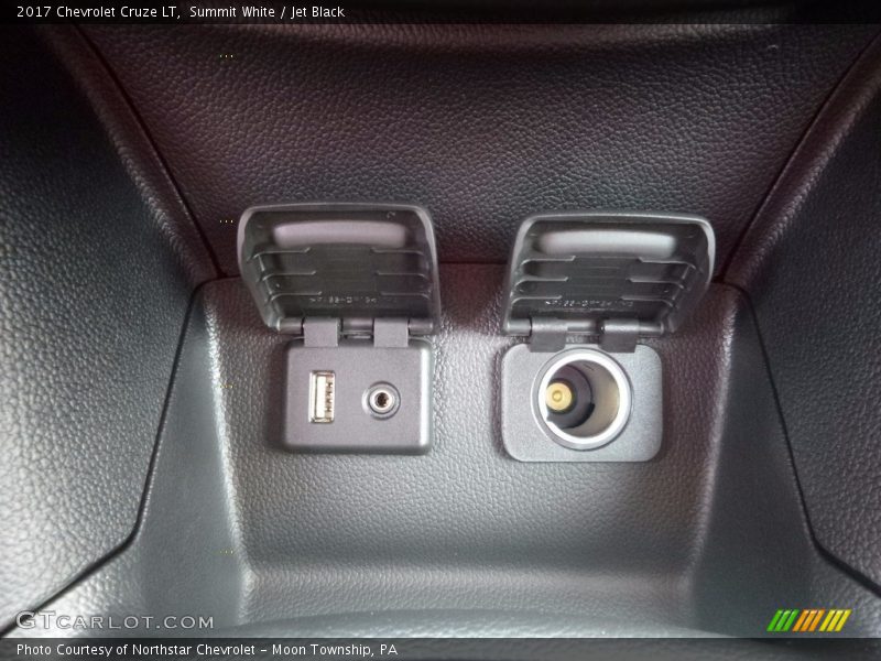 Summit White / Jet Black 2017 Chevrolet Cruze LT
