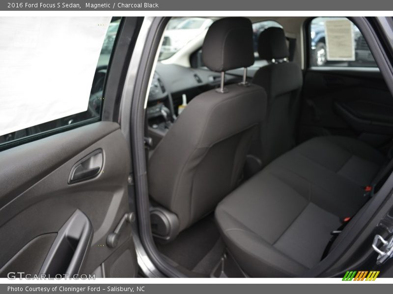 Magnetic / Charcoal Black 2016 Ford Focus S Sedan