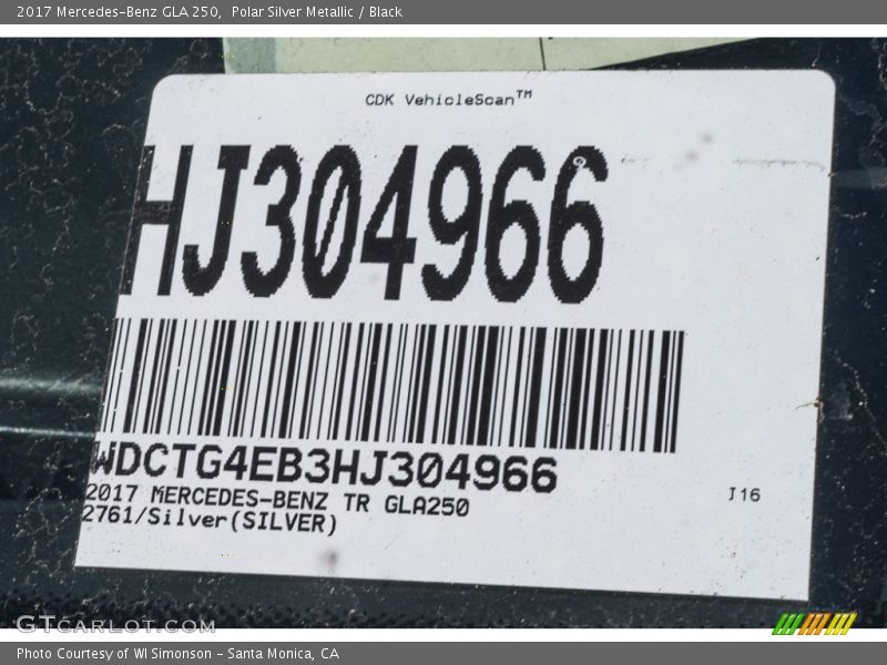 Polar Silver Metallic / Black 2017 Mercedes-Benz GLA 250