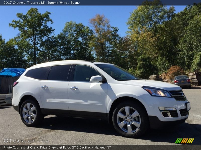 Front 3/4 View of 2017 Traverse LT