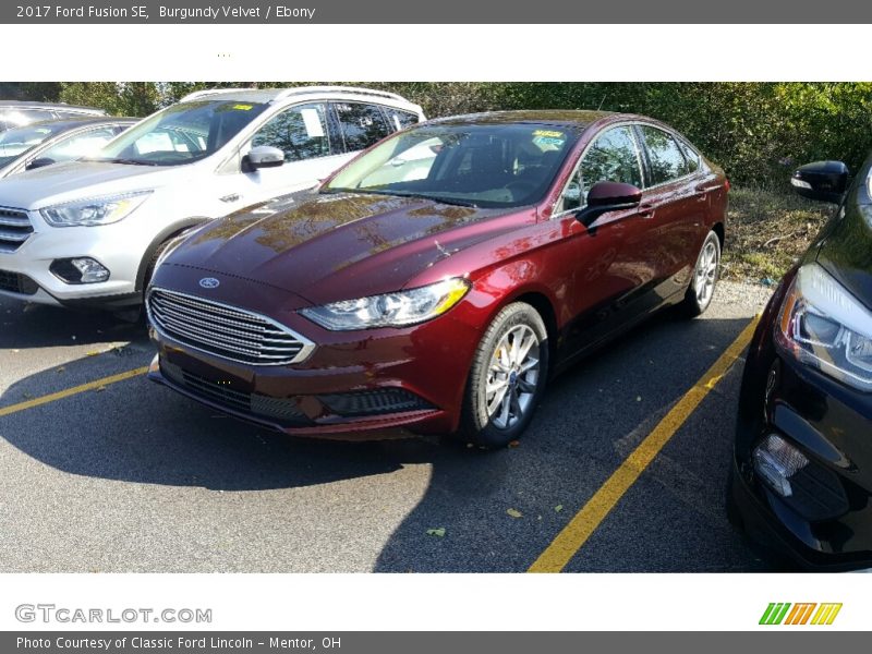 Front 3/4 View of 2017 Fusion SE