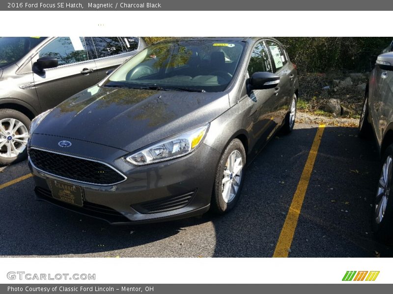 Magnetic / Charcoal Black 2016 Ford Focus SE Hatch