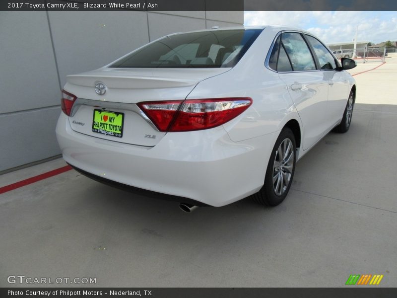 Blizzard White Pearl / Ash 2017 Toyota Camry XLE