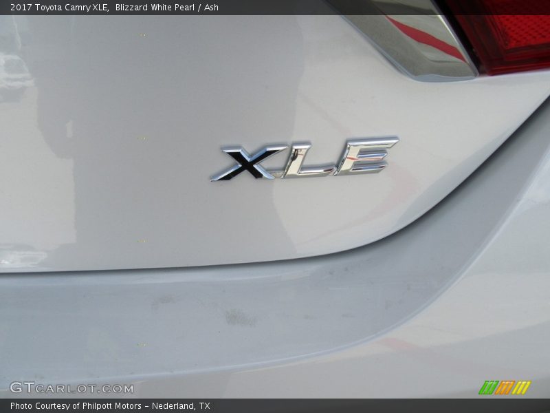 Blizzard White Pearl / Ash 2017 Toyota Camry XLE