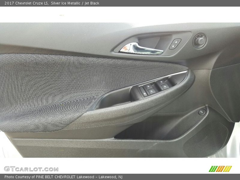 Silver Ice Metallic / Jet Black 2017 Chevrolet Cruze LS