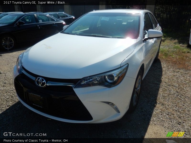 Super White / Black 2017 Toyota Camry SE