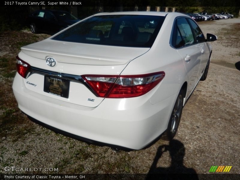 Super White / Black 2017 Toyota Camry SE