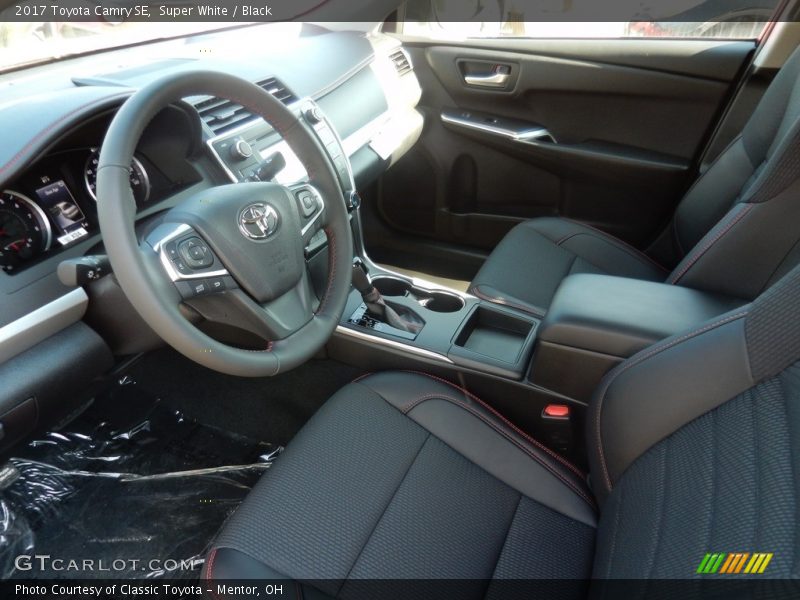 Super White / Black 2017 Toyota Camry SE