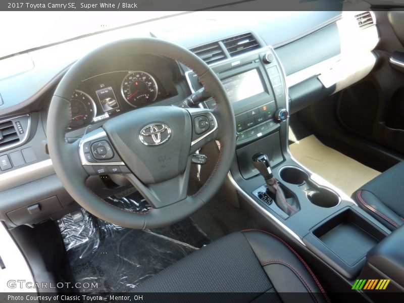 Super White / Black 2017 Toyota Camry SE