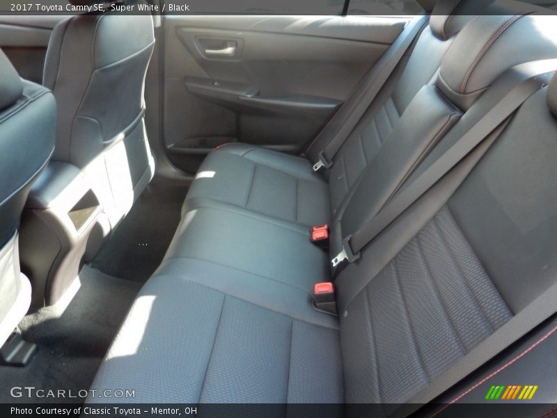 Super White / Black 2017 Toyota Camry SE