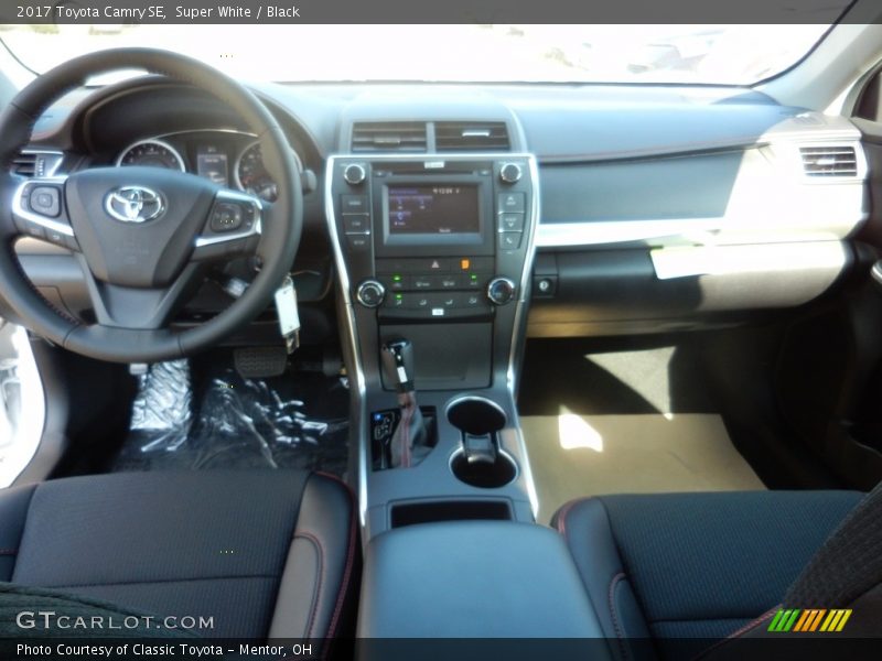 Super White / Black 2017 Toyota Camry SE