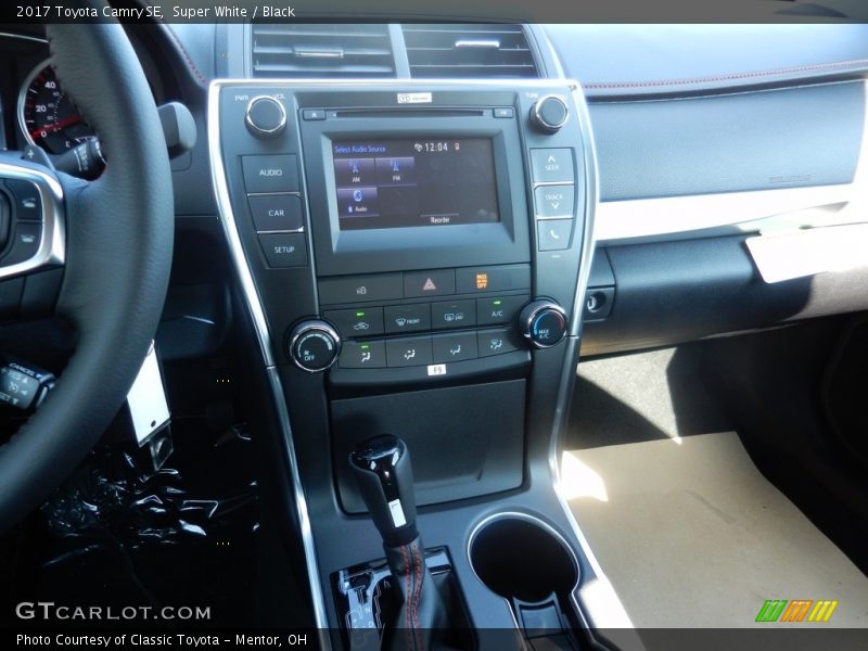 Super White / Black 2017 Toyota Camry SE