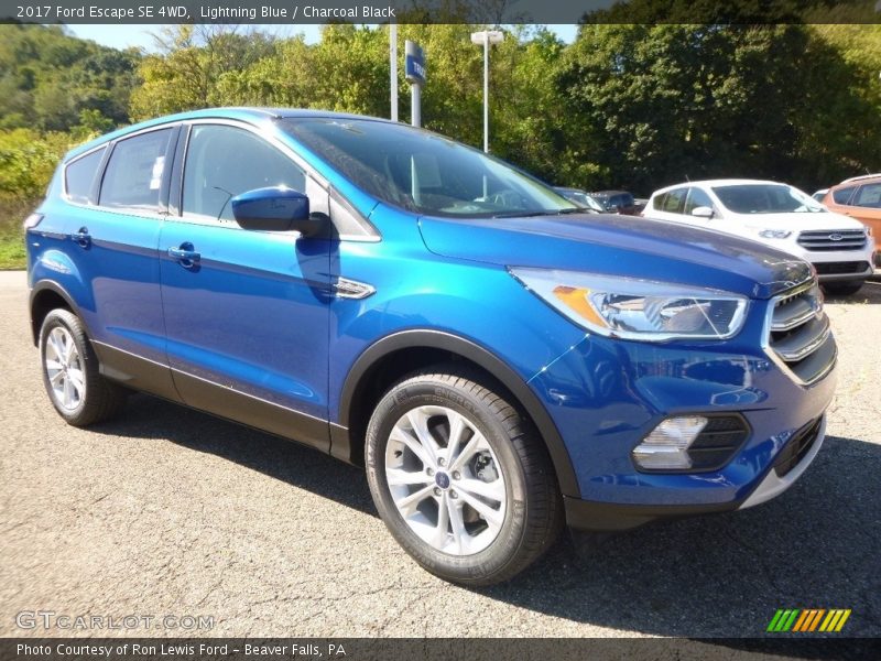 Front 3/4 View of 2017 Escape SE 4WD