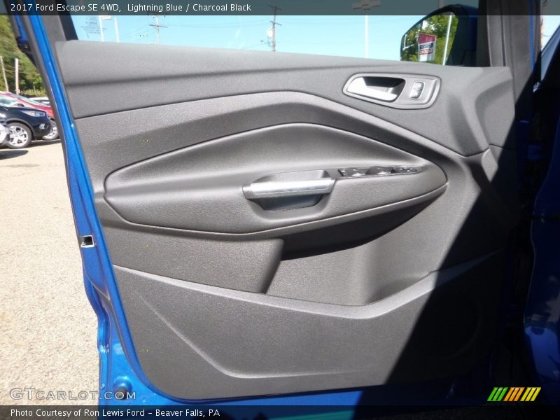 Lightning Blue / Charcoal Black 2017 Ford Escape SE 4WD