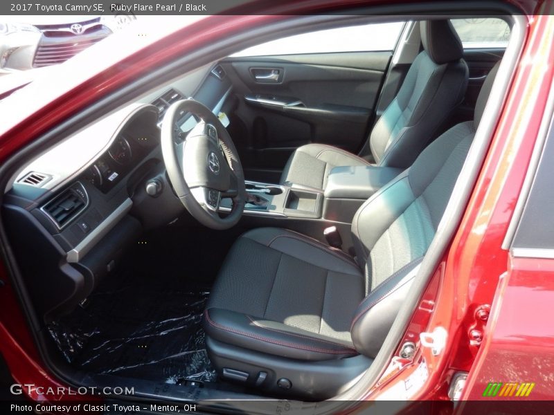 Ruby Flare Pearl / Black 2017 Toyota Camry SE