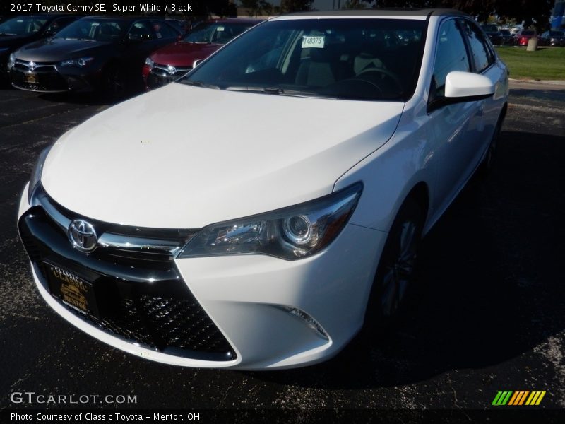 Super White / Black 2017 Toyota Camry SE