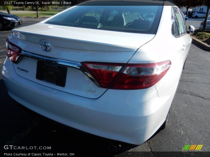 Super White / Black 2017 Toyota Camry SE