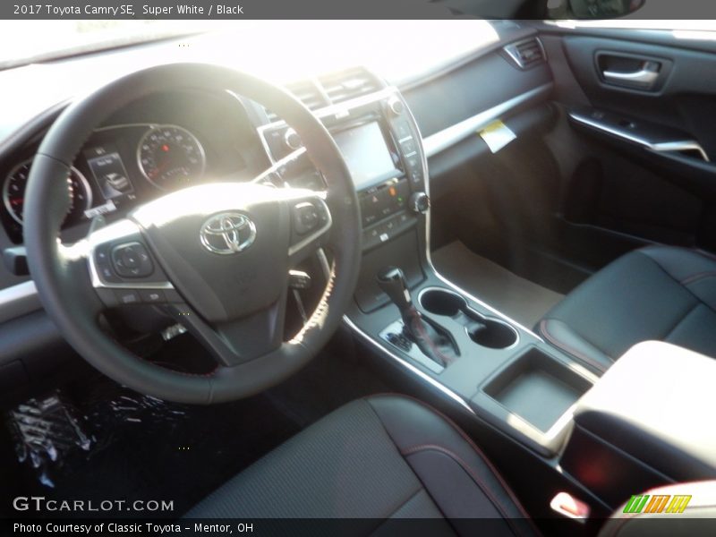 Super White / Black 2017 Toyota Camry SE