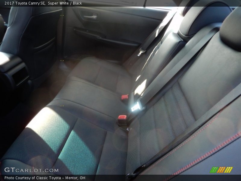 Super White / Black 2017 Toyota Camry SE