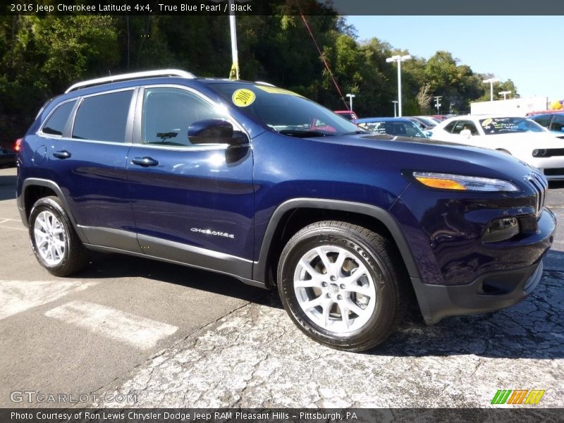 Front 3/4 View of 2016 Cherokee Latitude 4x4
