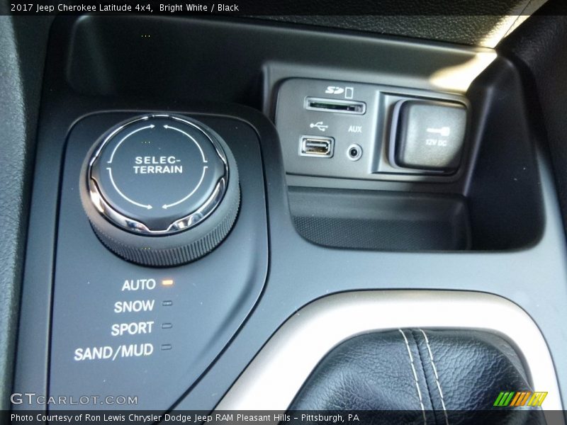 Bright White / Black 2017 Jeep Cherokee Latitude 4x4