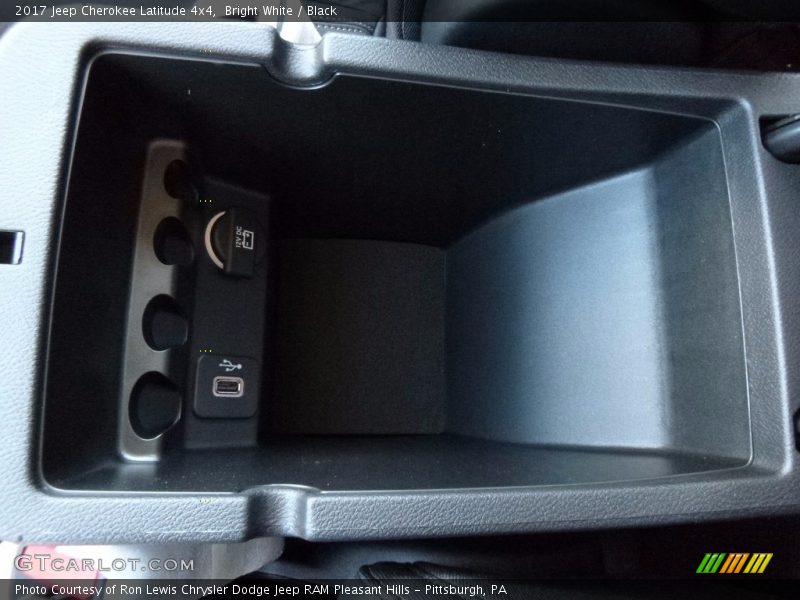 Bright White / Black 2017 Jeep Cherokee Latitude 4x4