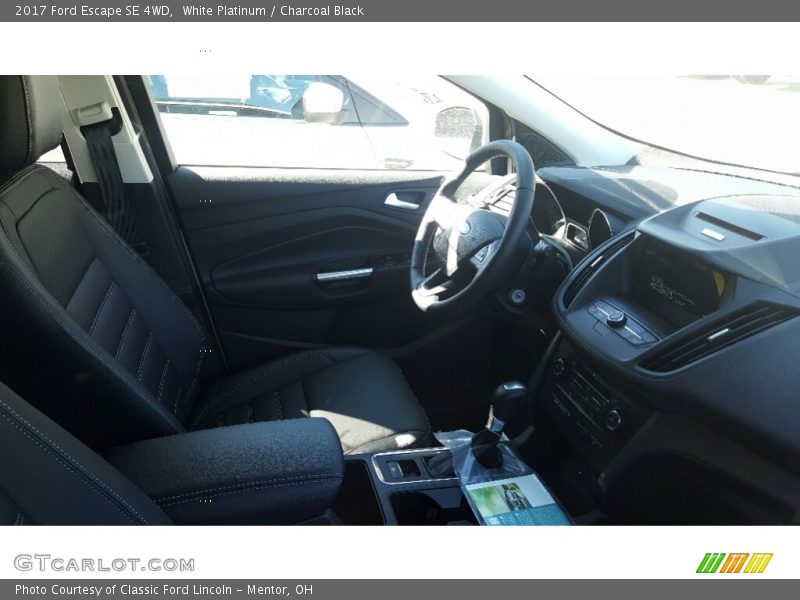 White Platinum / Charcoal Black 2017 Ford Escape SE 4WD