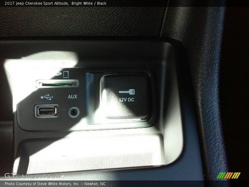 Bright White / Black 2017 Jeep Cherokee Sport Altitude