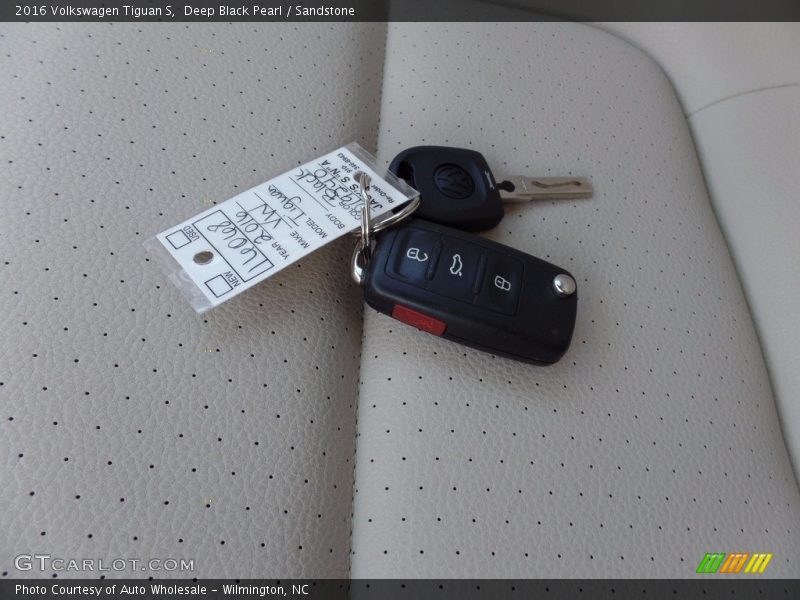 Deep Black Pearl / Sandstone 2016 Volkswagen Tiguan S