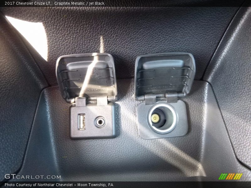Graphite Metallic / Jet Black 2017 Chevrolet Cruze LT