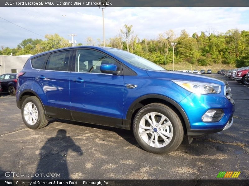 Lightning Blue / Charcoal Black 2017 Ford Escape SE 4WD